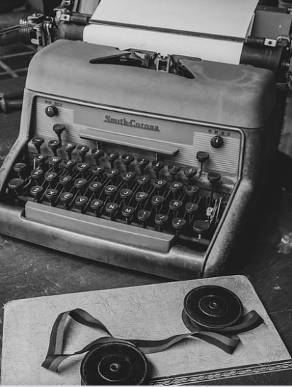 타자기 수리공: 손끝에서 울리는 역사의 타건 소리