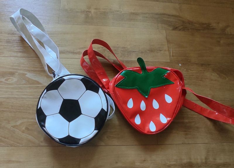 예전에 사놓은 축구공 딸기 가방