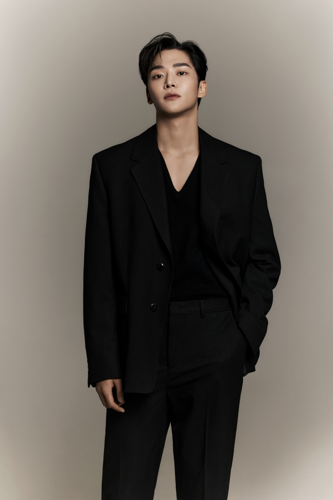 로운, FNC 엔터테인먼트