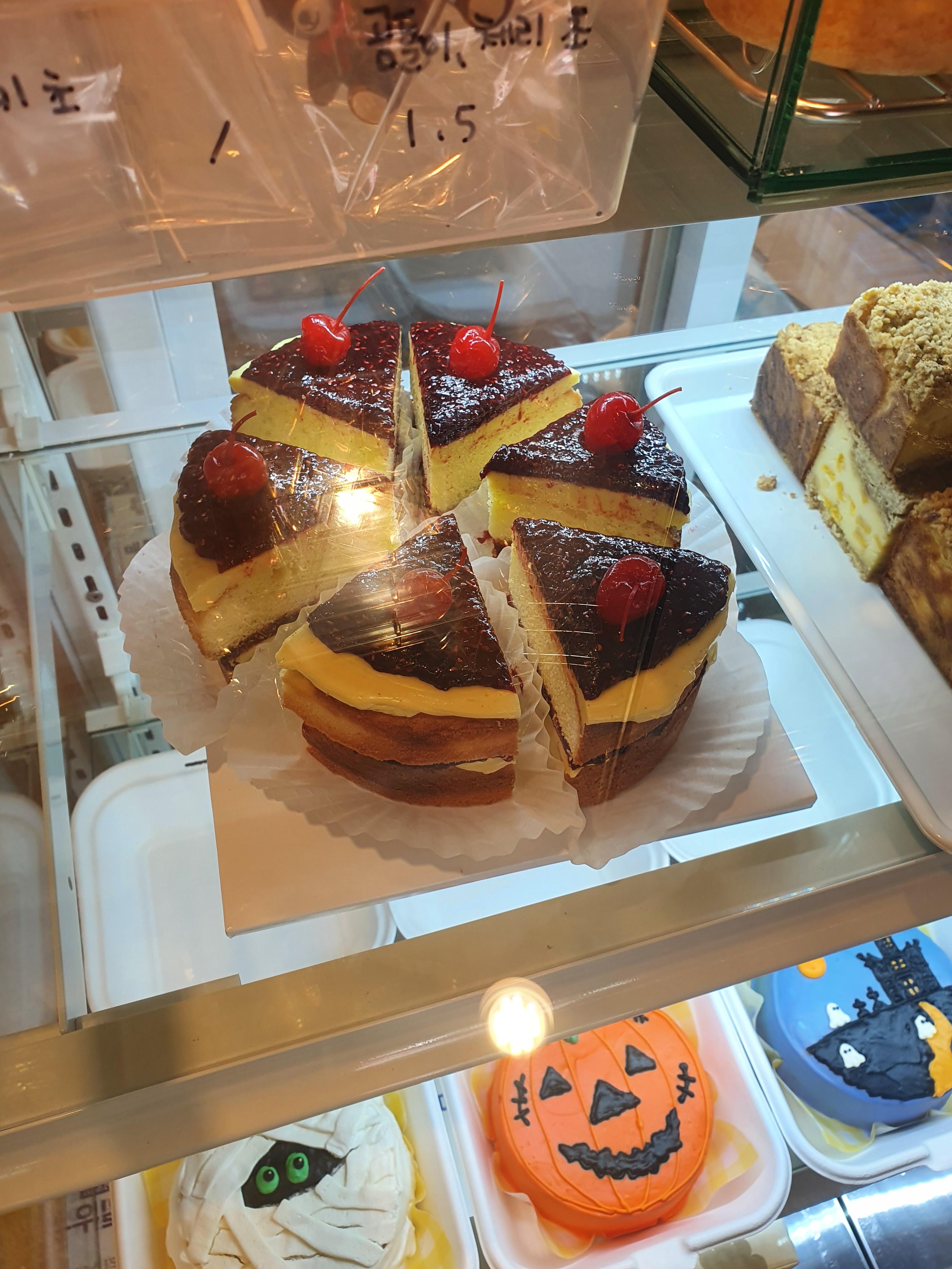 원내동 카페 봄베이크에서 판매중인 조각케익 빅토리아 케이크