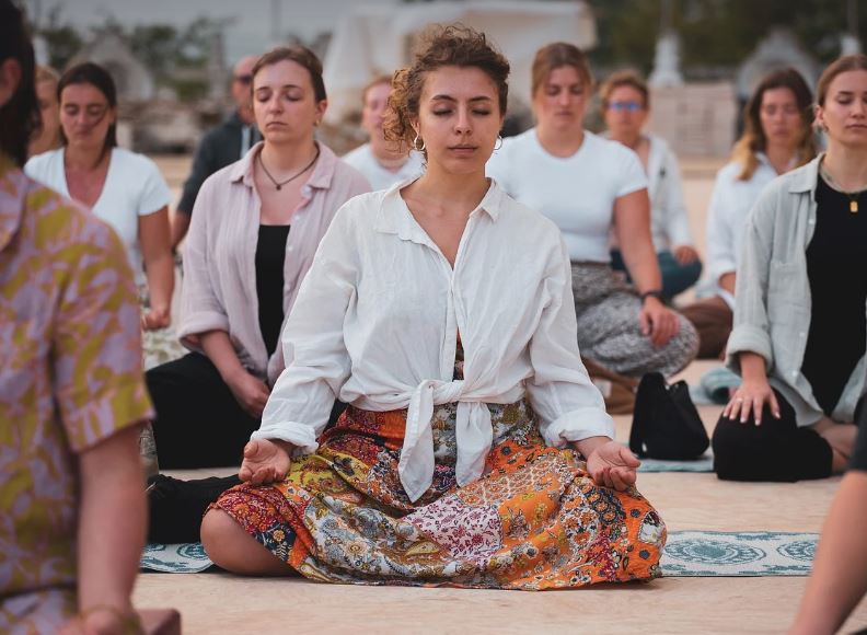 전세계 사람들이 명상하는 모습 사진