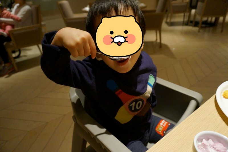 한 달 만에 다시 찾은 제주 신라호텔 더 파크뷰에서 혼자서도 잘 먹는 아이의 모습