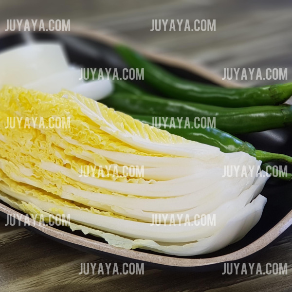 잘라놓은 배추와 고추&amp;#44; 간단한 배추 무침 재료가 준비된 모습.