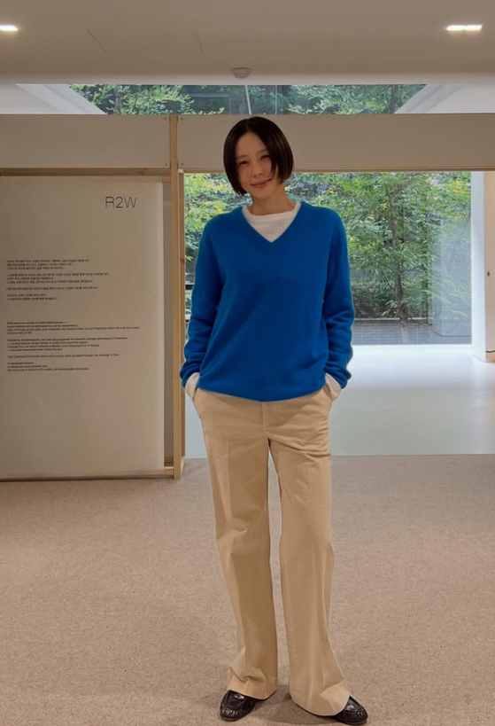 출근룩과 데일리룩으로 모두 좋은 심플한 니트 톱