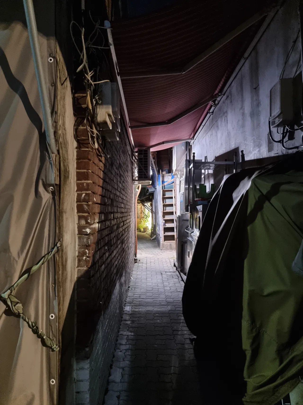 깜깜한 밤-좁은-골목