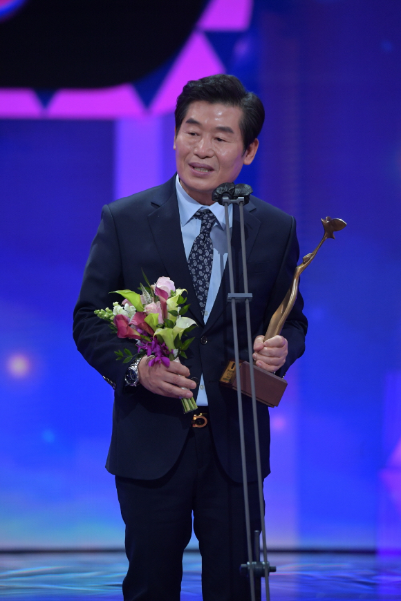 방송인 이연복이 &#39;2021 KBS 연예대상&#39;에서 핫이슈 예능인상을 수상한 후 수상소감을 전하고 있다. [사진=KBS]