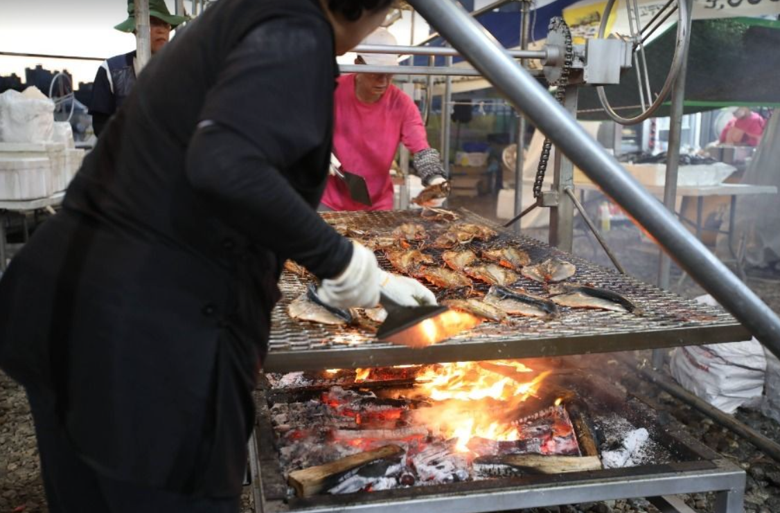 간고등어 : 소금간을 한 뒤 구워낸 담백한 생선요리