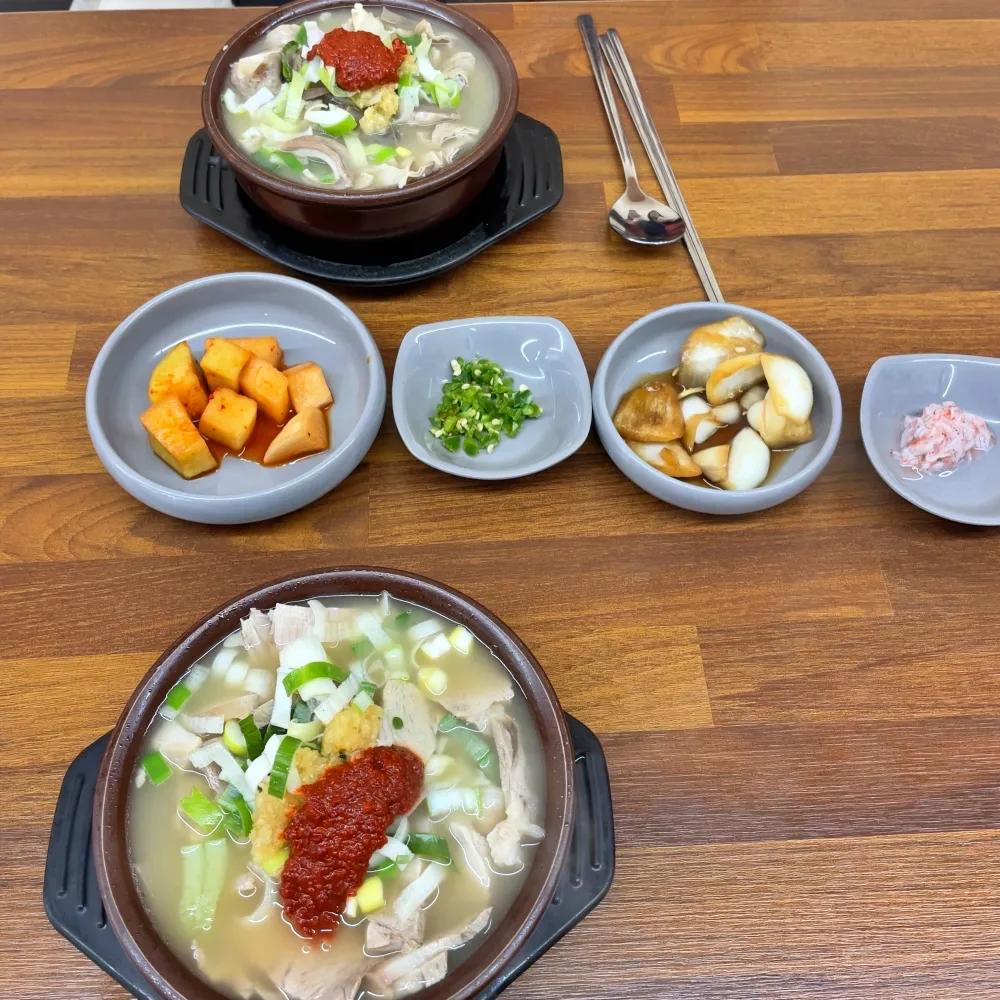 주문한 순대국밥과 돼지국밥 사진