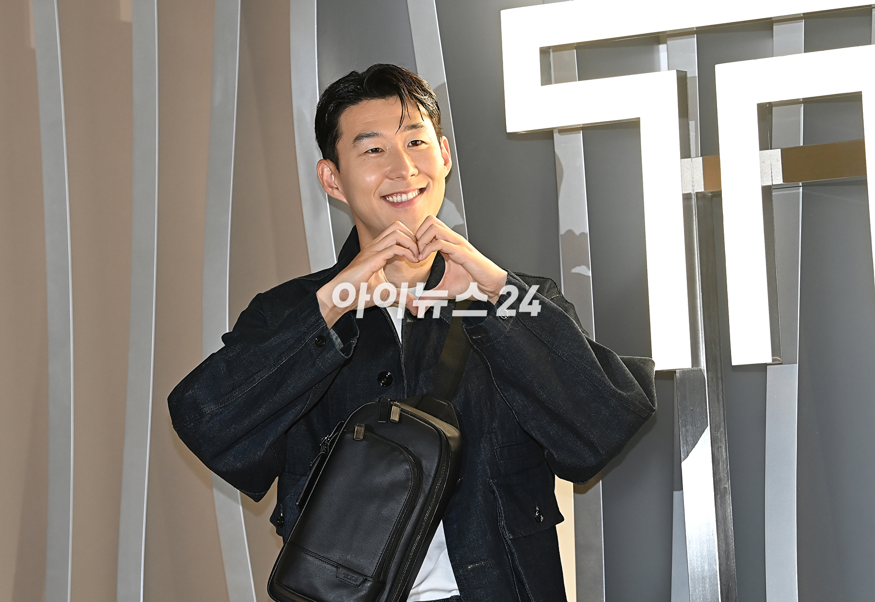 축구선수 손흥민이 3일 오후 서울 롯데월드몰 잠실점에서 열린 투미(TUMI) 팝업스토어 행사에서 포토타임을 갖고 있다. [사진=곽영래 기자]