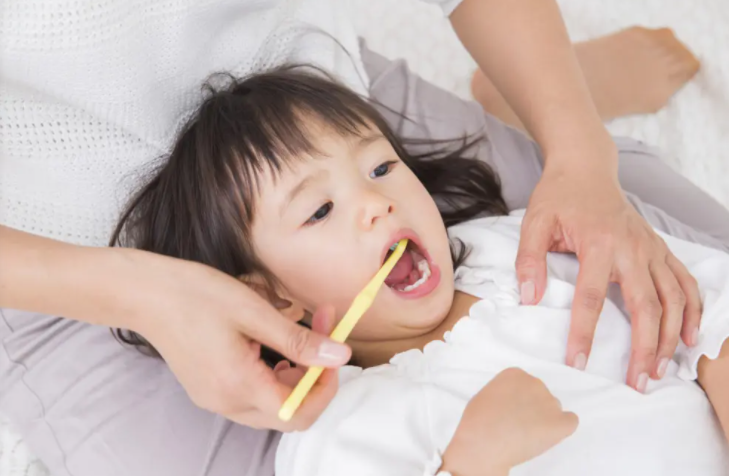 이를 닦는 아이