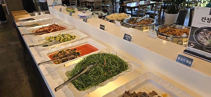 다양한 반찬과 샐러드바