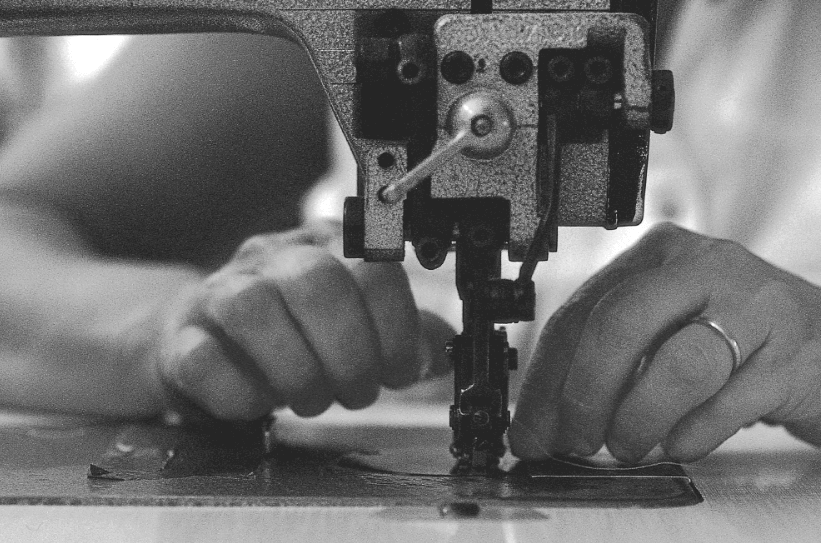 이탈리아 장인 재봉틀 하는 장면