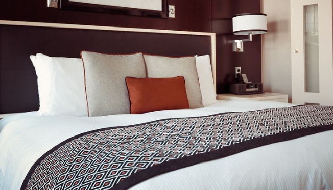 기침 가래를 멈추는 깨끗한 침실 사진입니다.