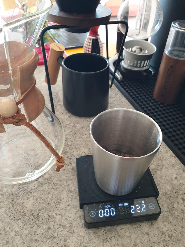 저울에 원두 22.2g이 담긴 컵이 올려져 있다.
