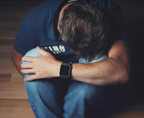 우울증을 겪고 있는 남성