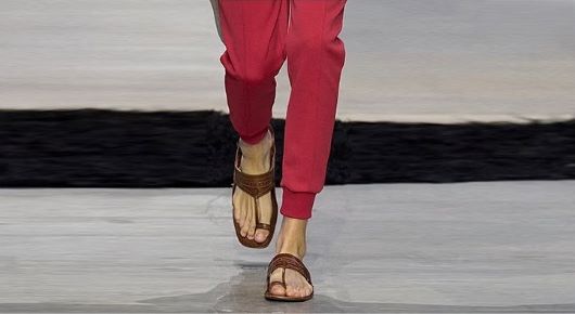 논란의 프라다 샌들