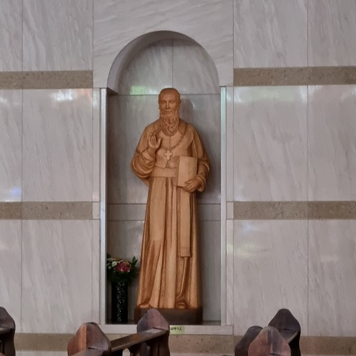 사진은 서울 구로3동성당 안에 있는 프란치스코 살레시오 성인 상입니다.