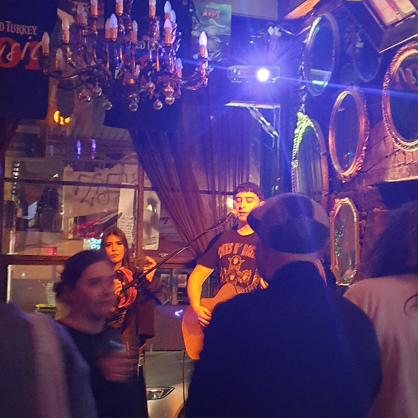 피츠로이에서 밤을 보내는 법: 피츠로이 클럽들(살사와 록 그리고 바차타)_Baxter's_공연 중인 2인조 밴드