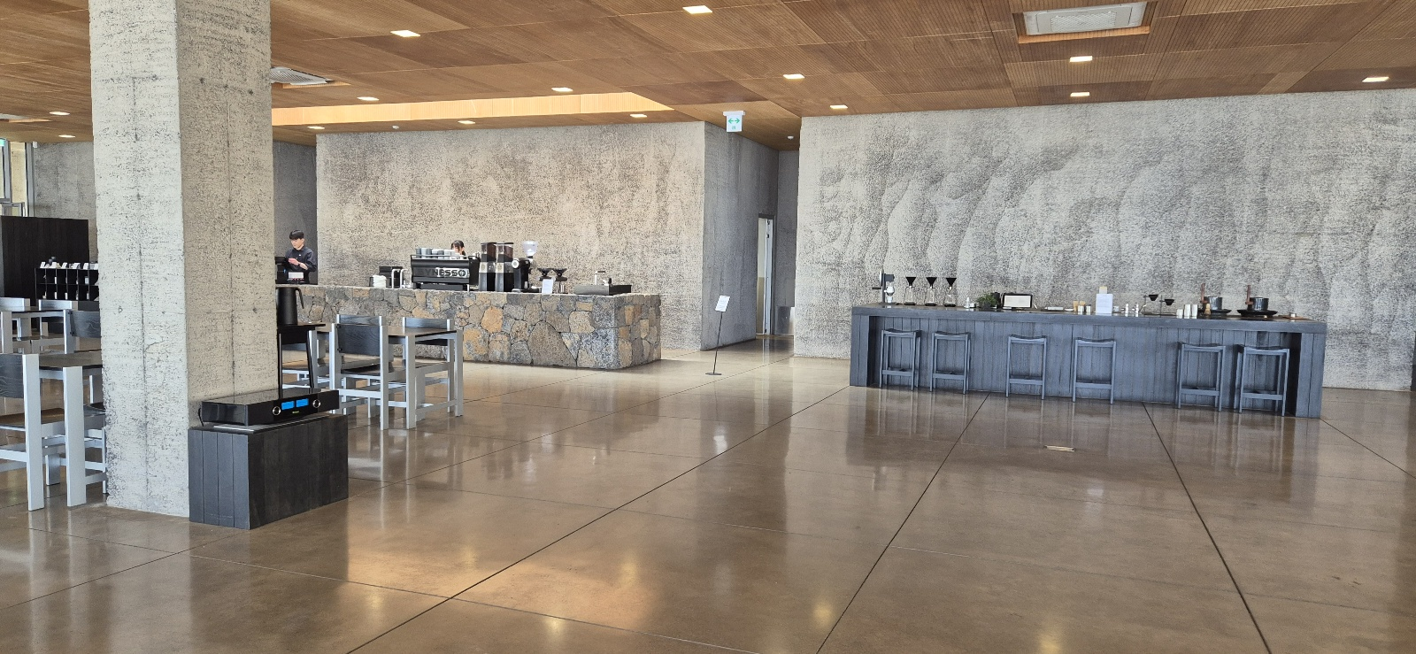 진정성 카페 내부