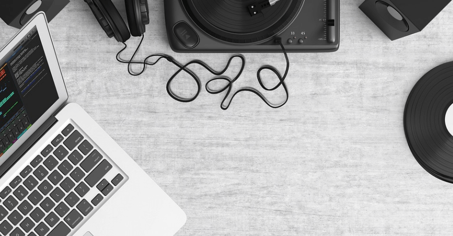 노트북과 해드셋이 놓여 있다