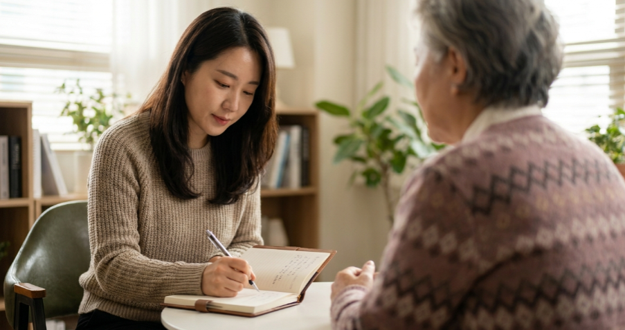 사회복지사가 내담자의 이야기를 경청하며 핵심 내용을 기록