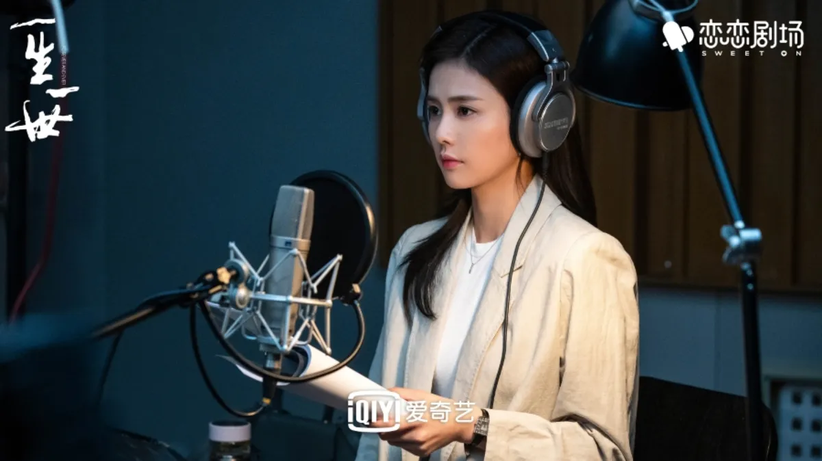 녹음부스에-서있는-성우-시의