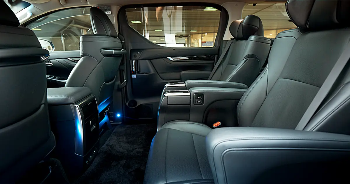 도쿄 공항 픽업 VIP 밴 차량 내부 쾌적한 가죽 시트 및 넓은 레그룸