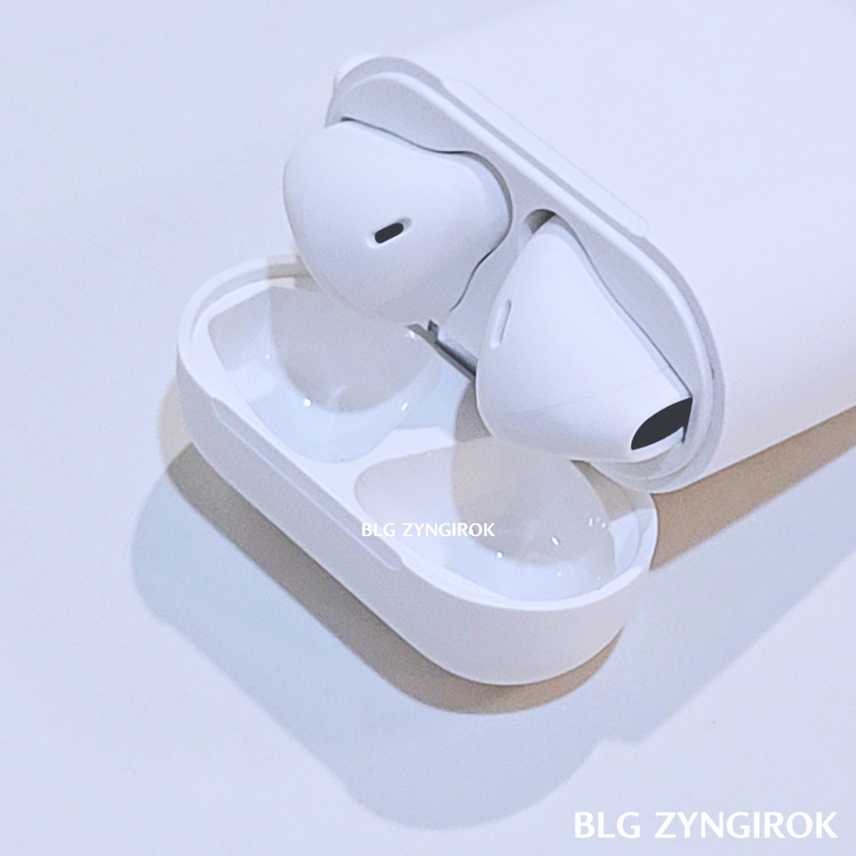 다이소 무선 블루투스 이어폰 케이스 뚜껑이 열려 있고, 그 안에 이어버즈가 담겨있는 모습이다.