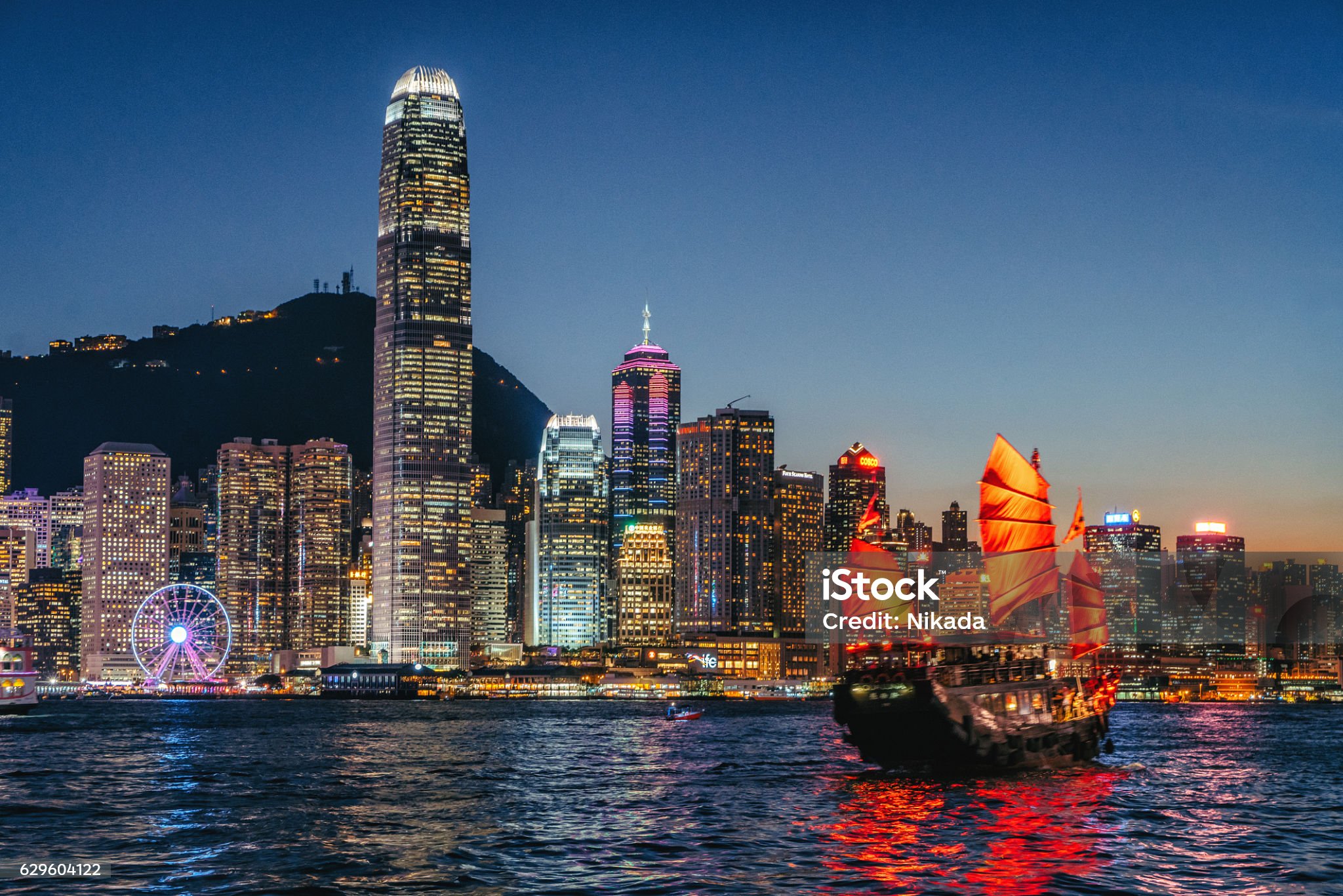 홍콩 야경의 건물들 사진입니다.