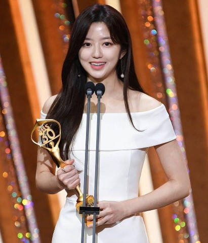 수상소감 하는 김현수의 모습