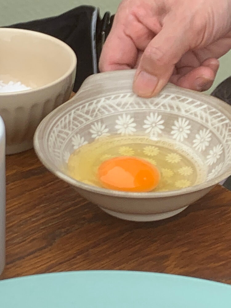 계란을 깨서 접시에 담음