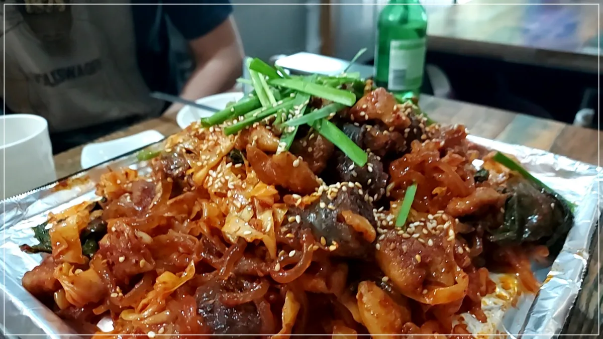 테이블 위 야채순대곱창볶음이 가스버너 위에 올려져있음.