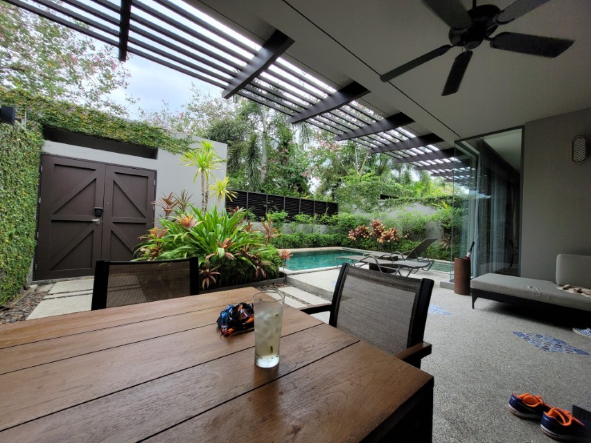 풀빌라에서 휴식하며 하이볼 한잔