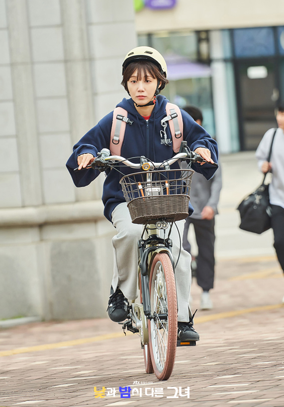 낮과 밤이 다른 그녀 줄거리