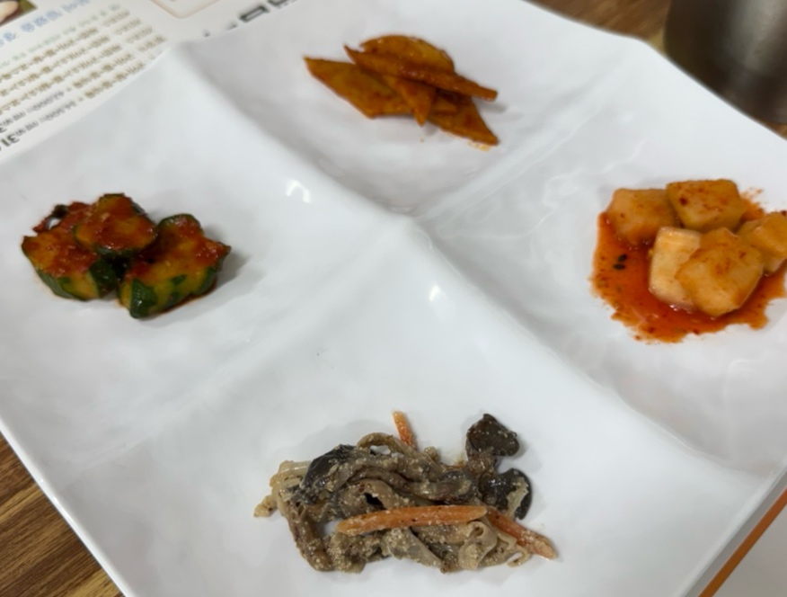 계화식당 밑반찬 김치와 오이무침