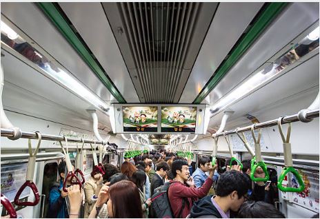 지하철안의 사람들의 모습 사진