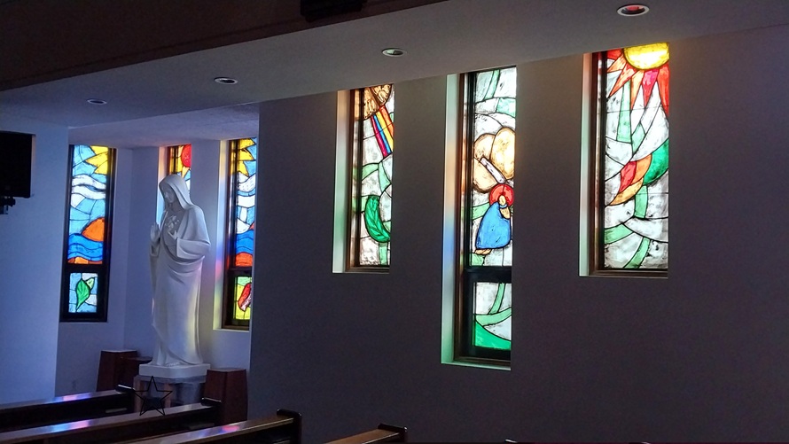 응암동성당의 주보성인 성모성심 상과 이남규 루카 선생님께서 제작하신 유리화 사진입니다.