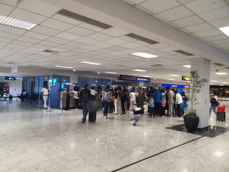 스리랑카-공항-도착비자-구입하는-줄