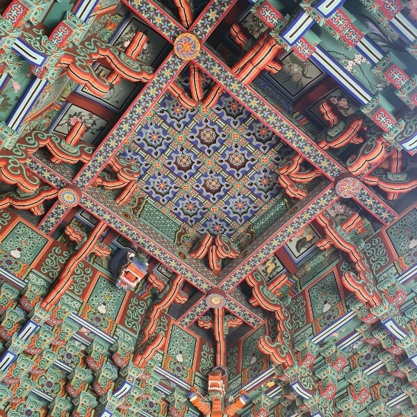 지장전 천장모습