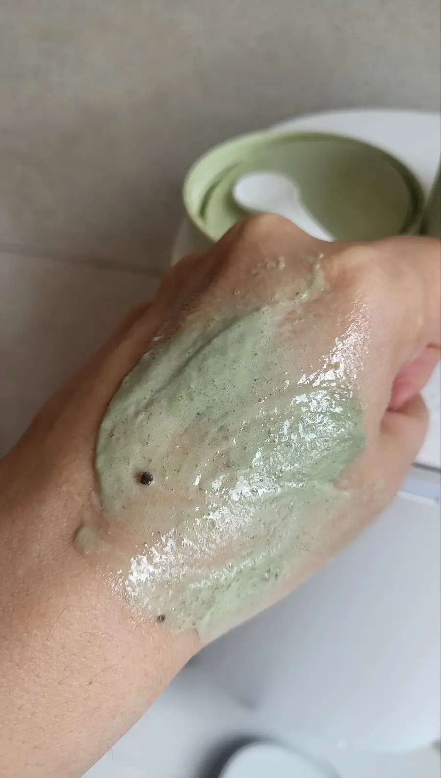 폼클렌징-손등에-시연하는-모습