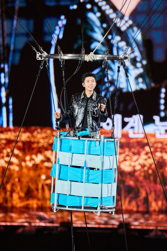 임영웅이 지난 25일과 26일 양일간 서울월드컵경기장에서 열린 임영웅 2024 콘서트 &lsquo;IM HERO - THE STADIUM&rsquo;에서 무대를 펼치고 있다. [사진=물고기뮤직]