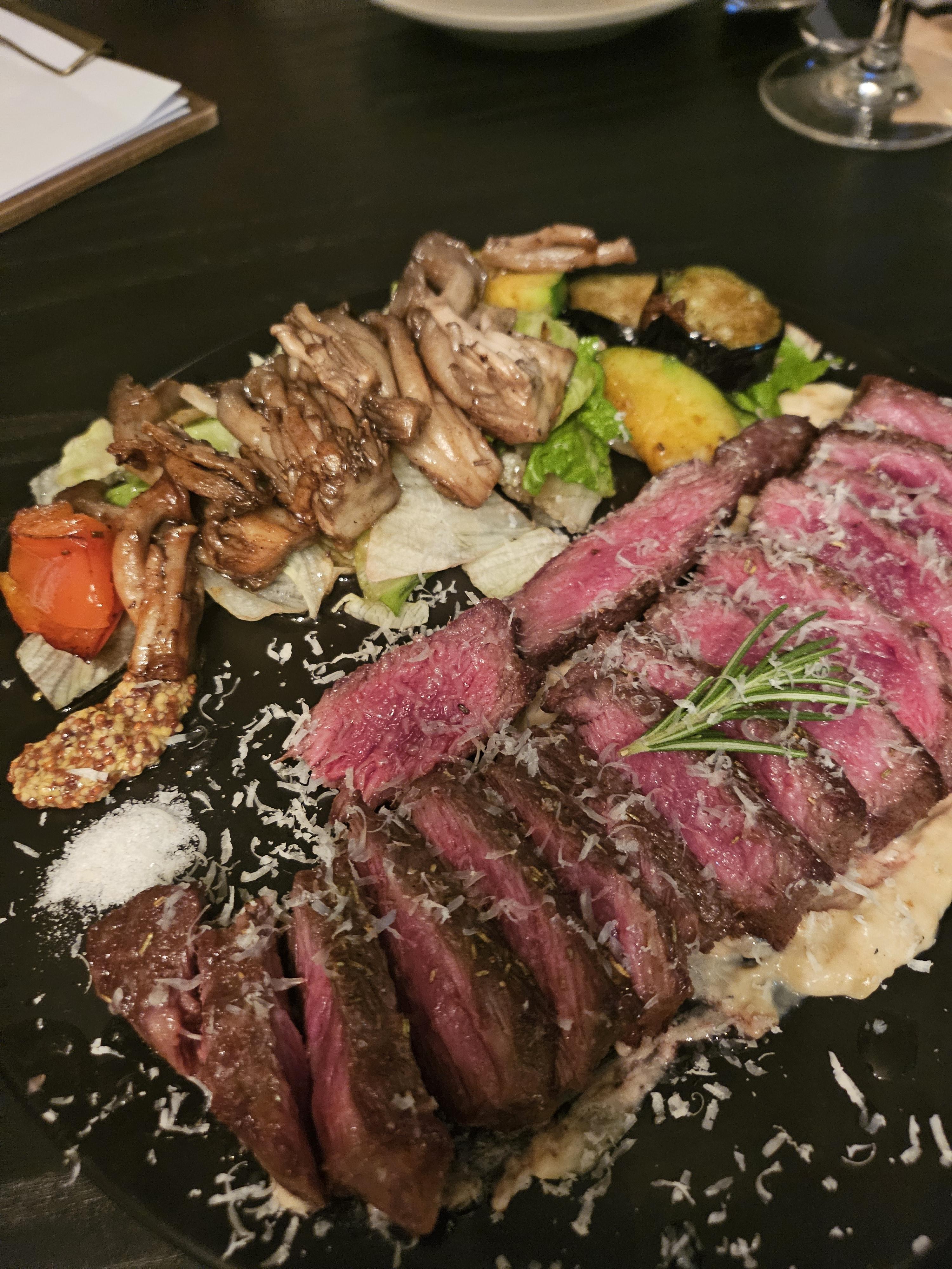 살치살 스테이크 W 치즈갈릭소스