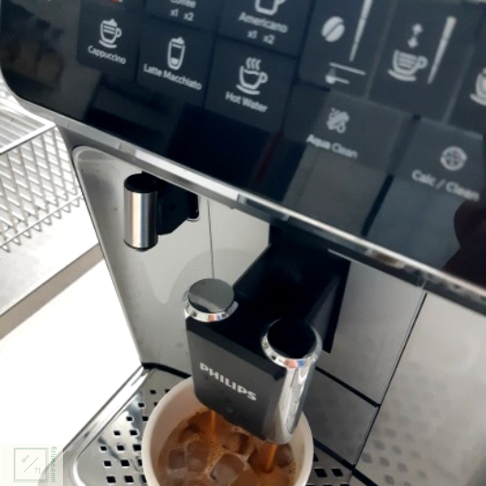 에스프레소가 추출되고 있는 사진입니다.