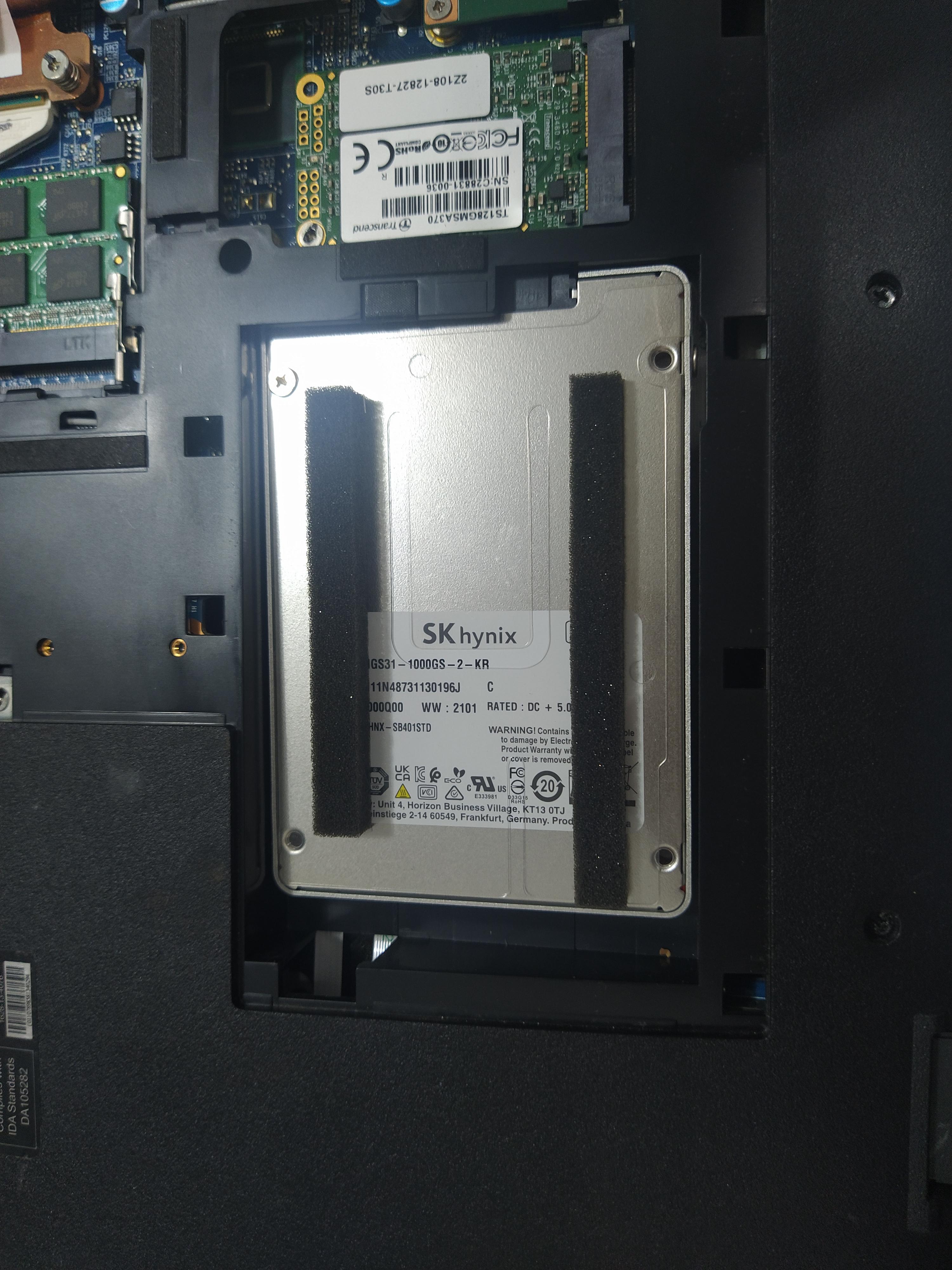 하드디스크 충격방지용 스펀지를 장착했습니다.&nbsp;