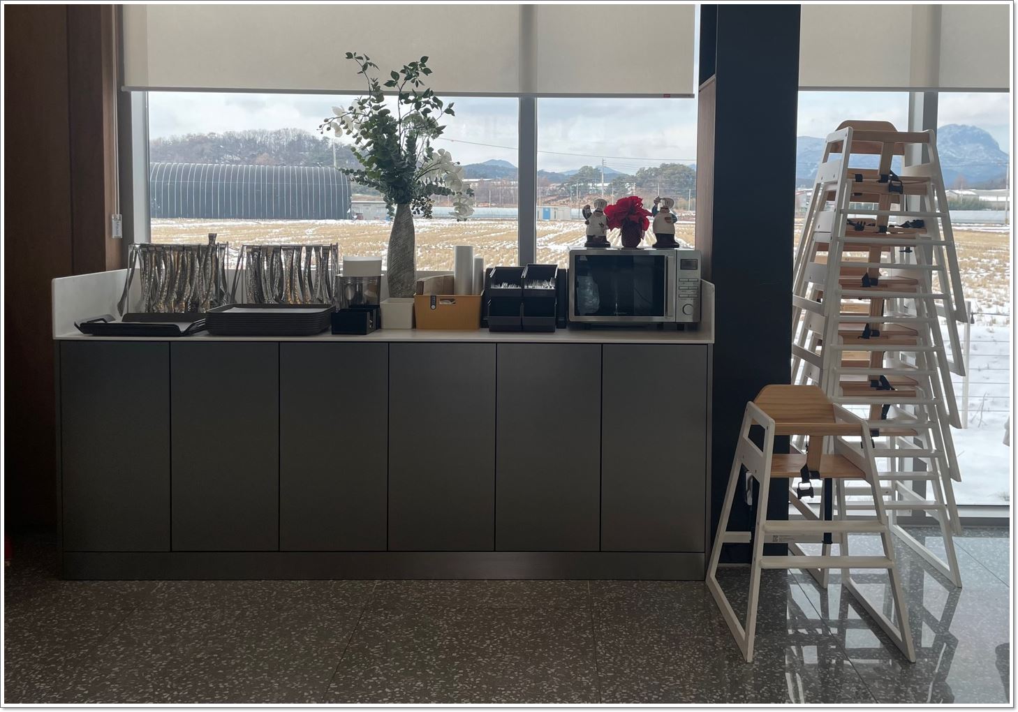 식기류-아기의자-꽃병-전자레인지