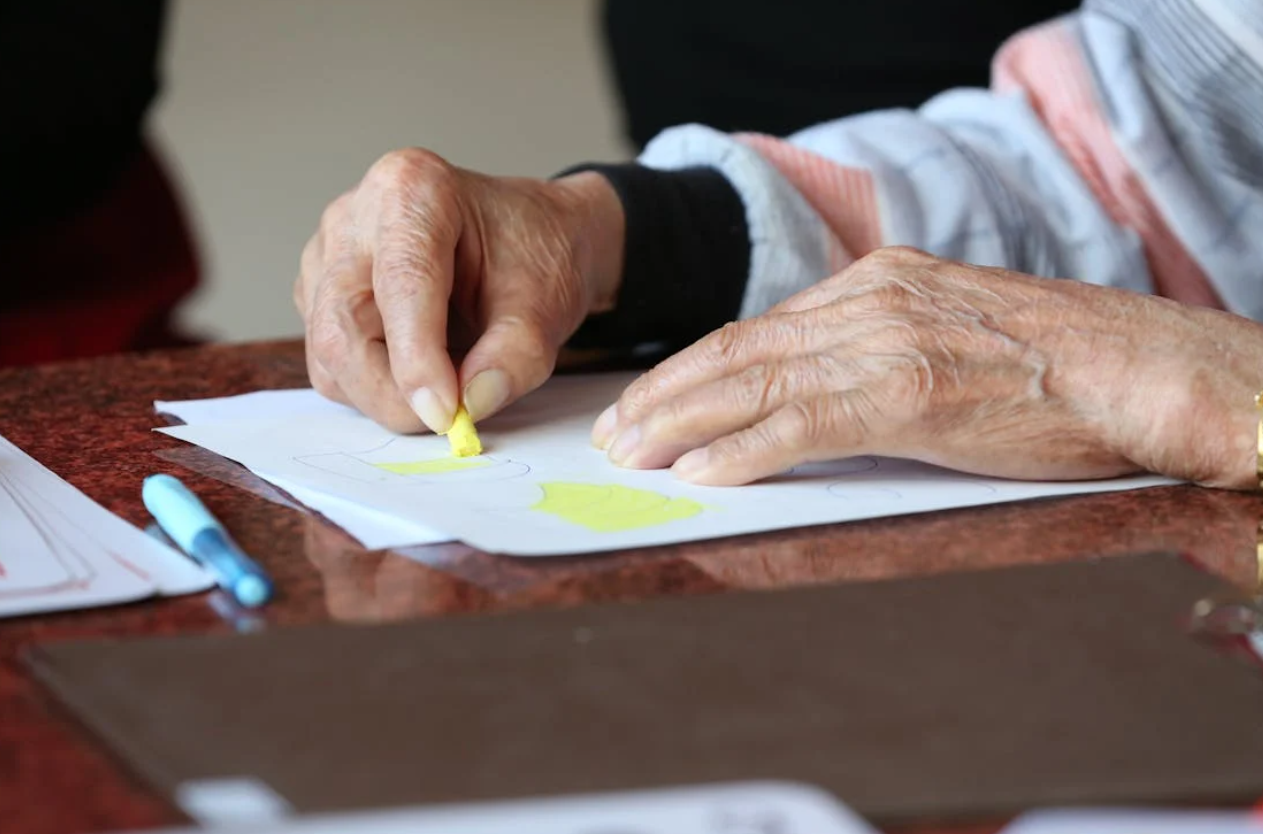 그림그리는 노인의 손