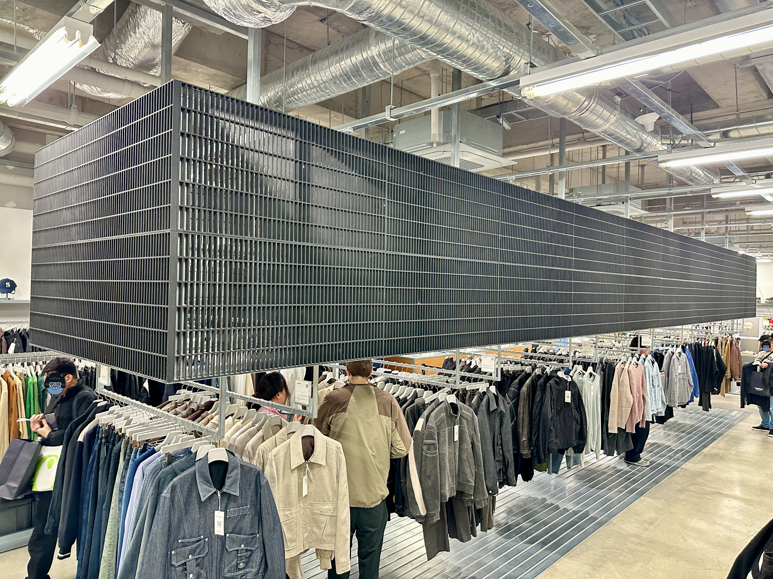 무신사 홍대점 지하 1층