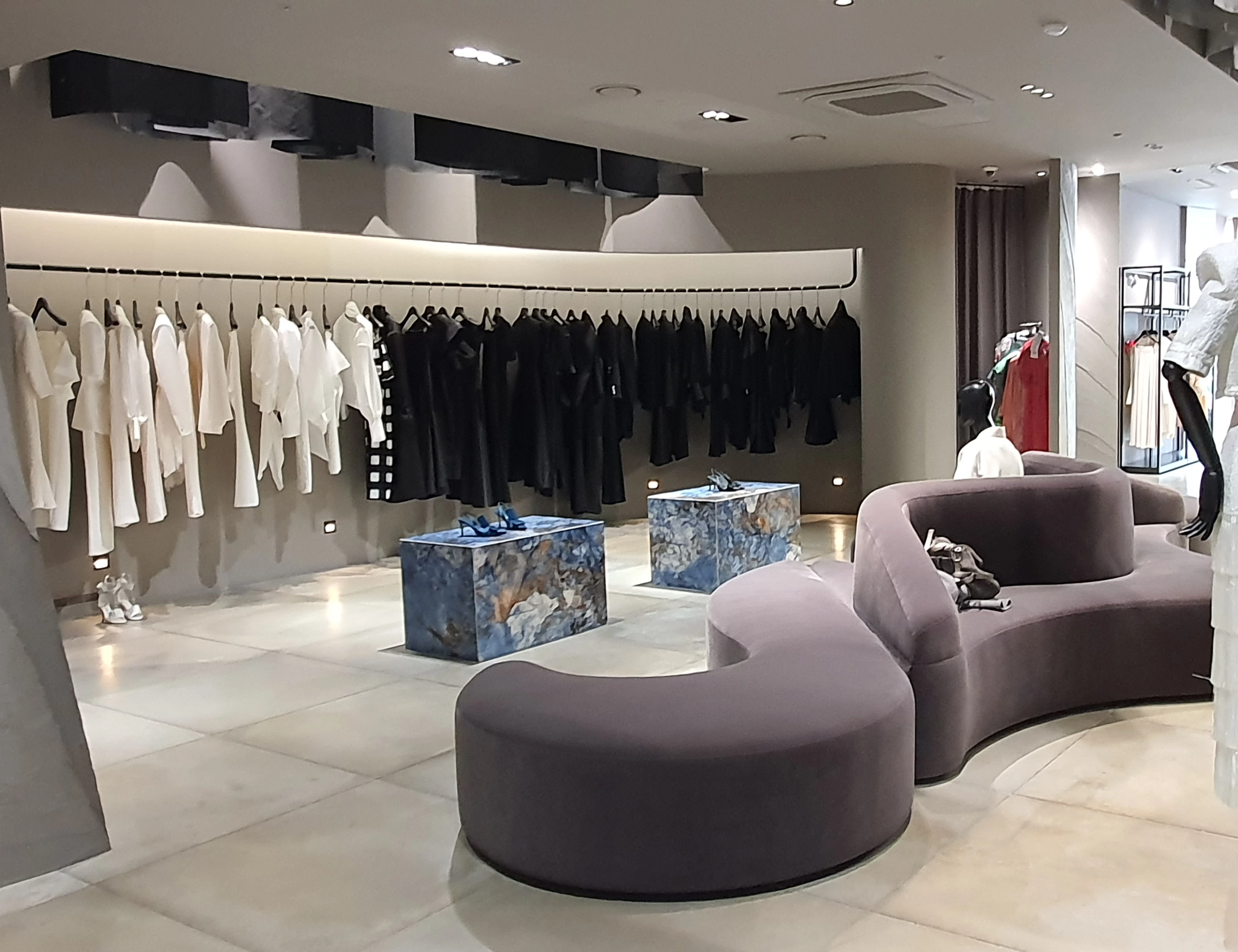 딘트-청담매장-1층-결혼식-2부용-드레스들