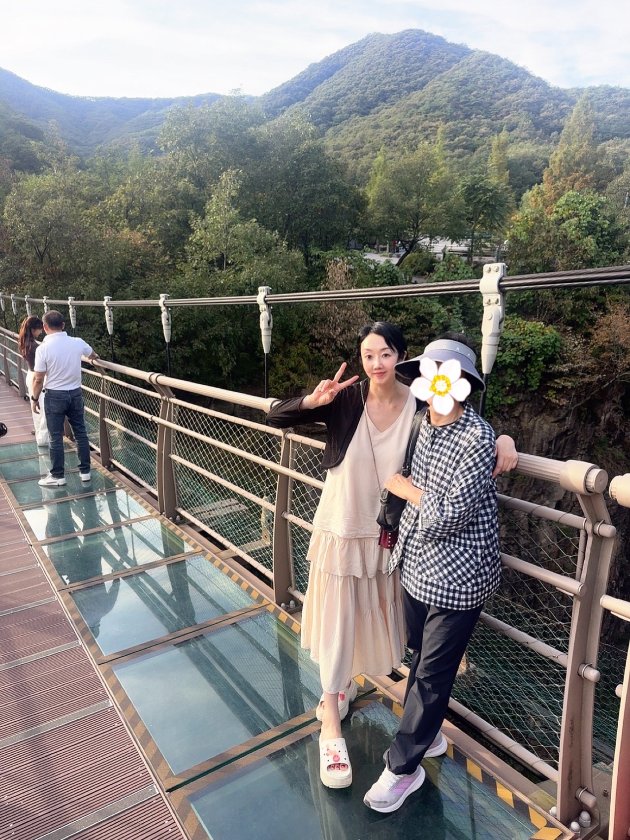연천 재인폭포 출렁다리에서 엄마와 함께 찍은 가족여행 사진
