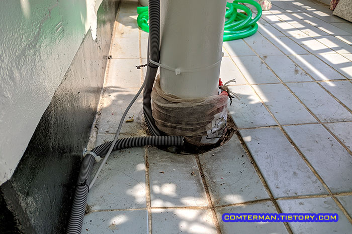 오래된 아파트 베란다 배수관